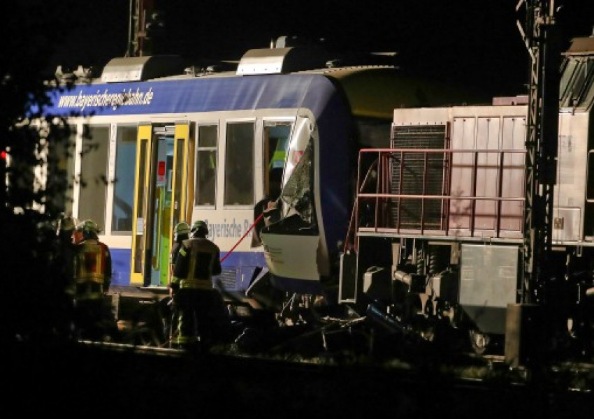 Два влака се удариха в Германия, има жертви  