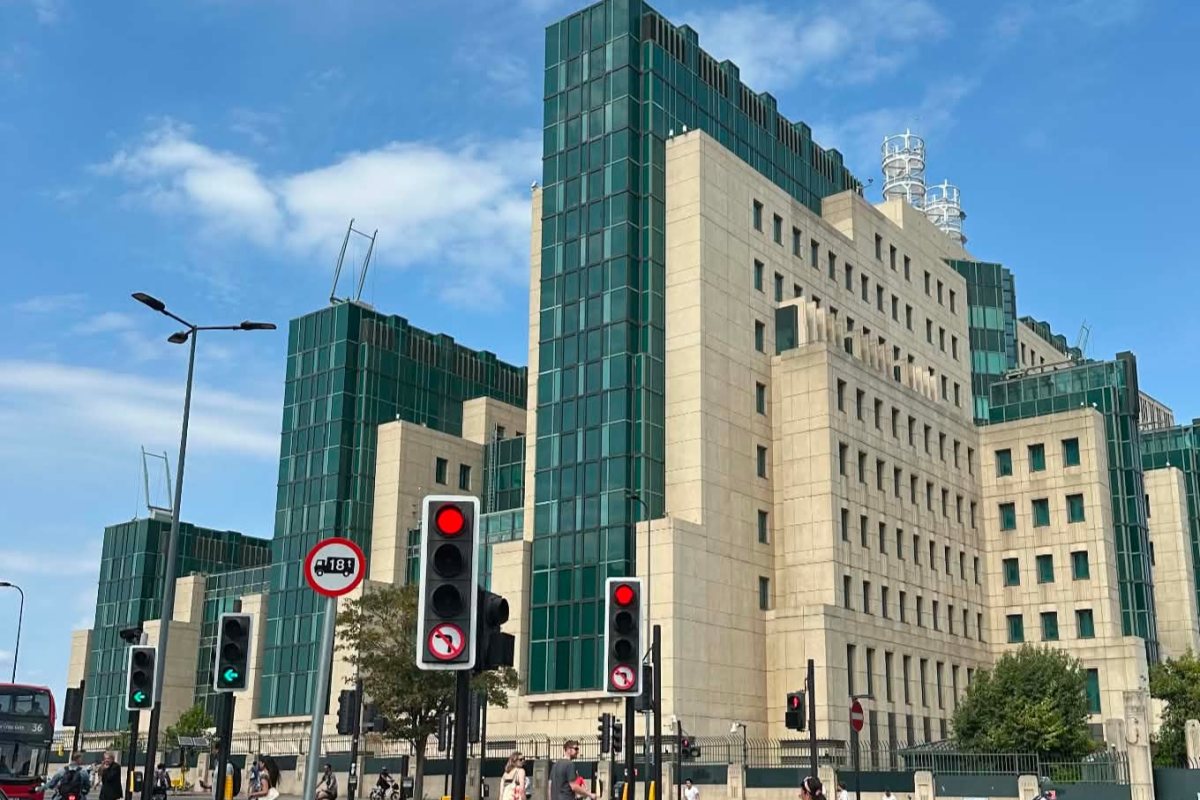 Централата на MI6 в Лондон: Тайните на емблематичната сграда във Воксхол