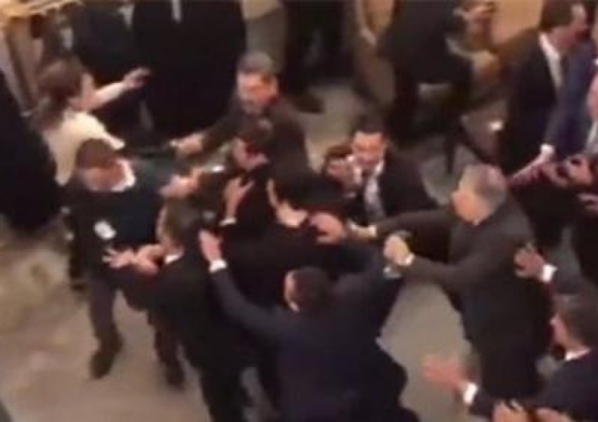 Жестоко меле в турския парламент