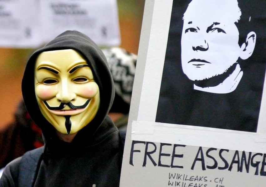 Anonymous скочи на Лондон след ареста на Джулиан Асандж