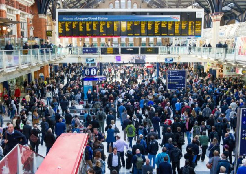 Хаос на Liverpool Street сред авария. Има отменени влакове